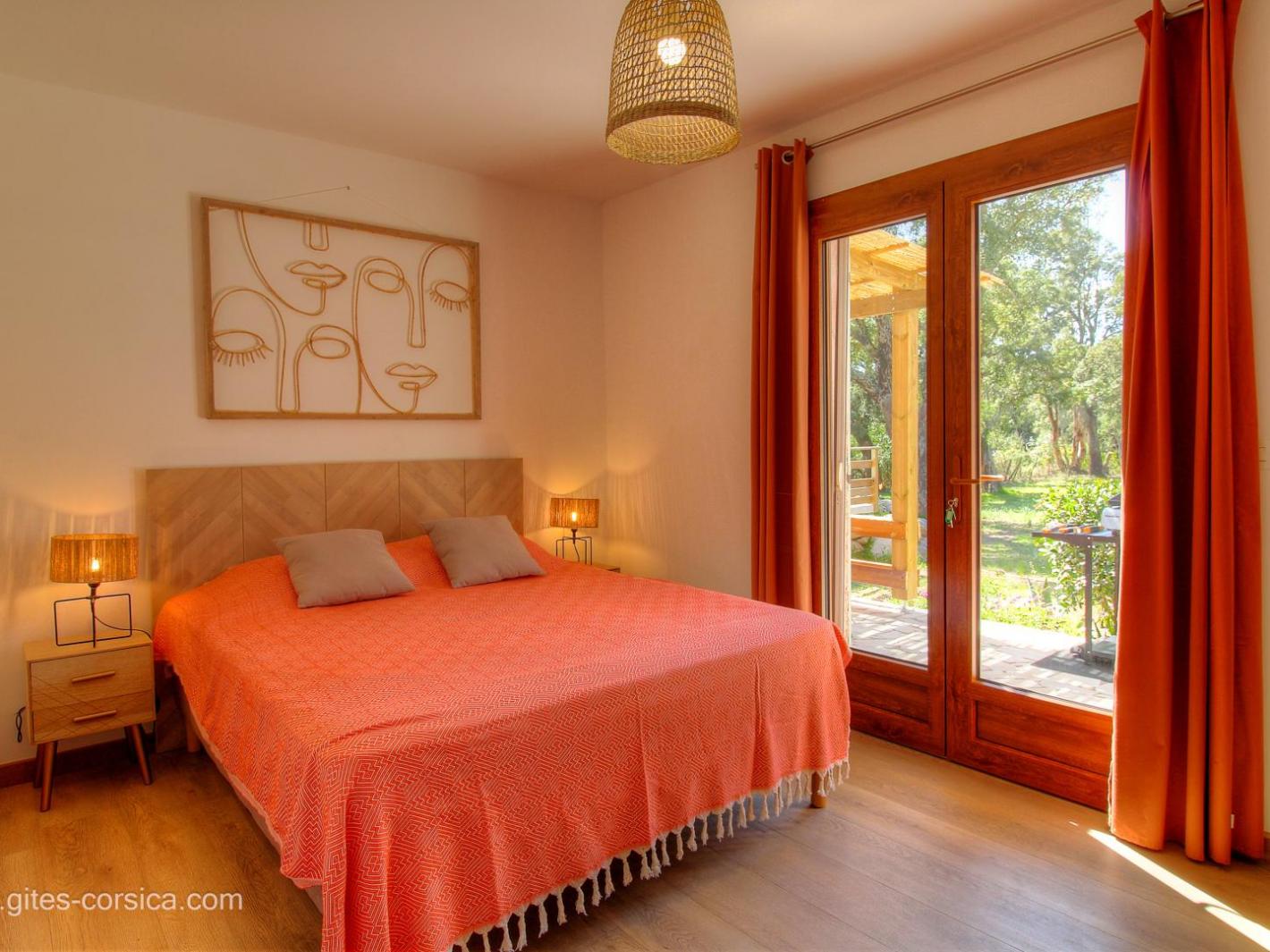 Chambre parentale plein côté piscine