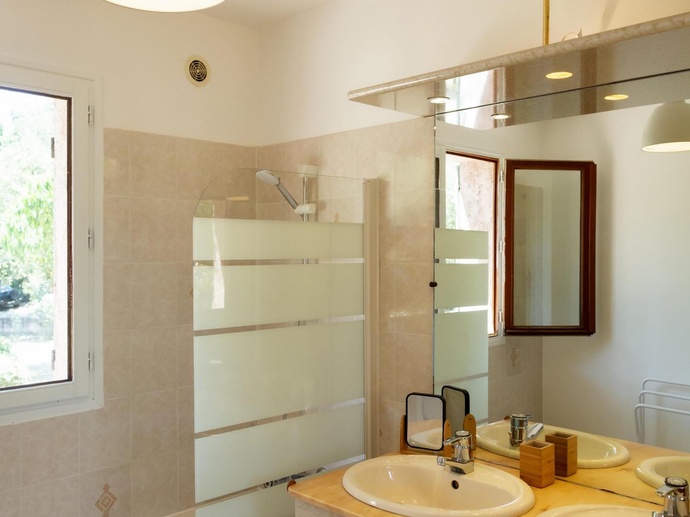 Salle de bain pour chambre parentale et chambre lits simples