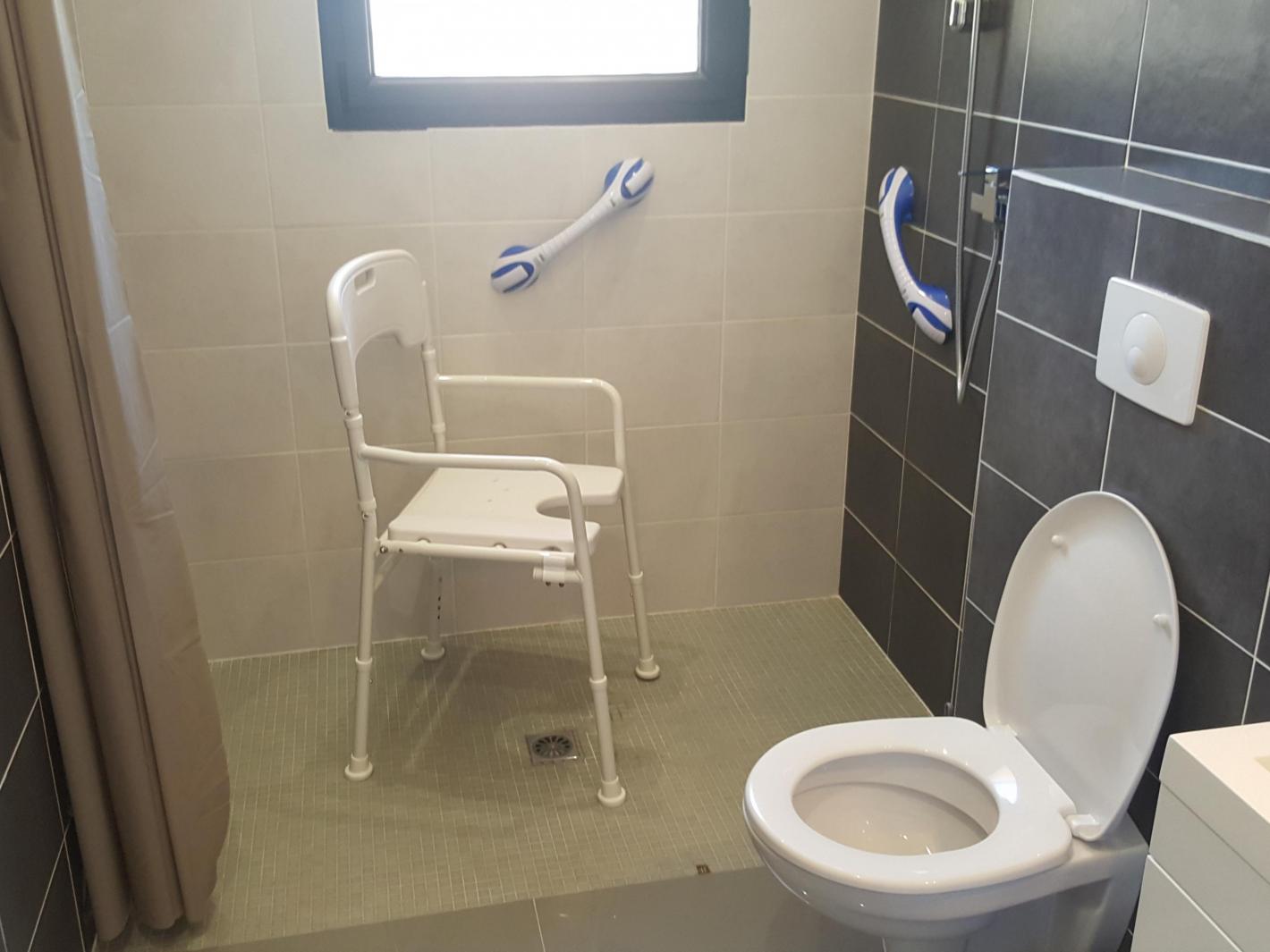 Douche équipée pour handicapé  : Chaise et poignée  